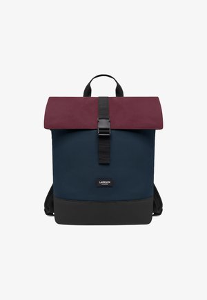 Táska bordó hajtókával, kék testtel és fekete alappal. Középen csattal, állítható pántokkal és logós címkével rendelkezik.