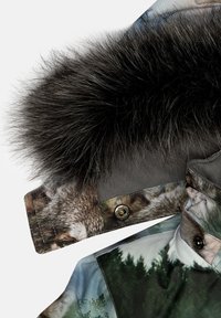 Juoda parka su dirbtiniu kailio gaubtu, su gamtos tema – miško ir gyvūnų vaizdais. Su snapų uždarymo detalėmis.
