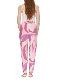 Pantalons à motif rose et violet avec une coupe ample, dotés d'une taille haute et d'un tissu doux et léger.