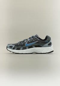 Ανδρικό παπούτσι τρεξίματος Nike P-6000 σε μαύρο, γκρι και ανοιχτό μπλε. Διαθέτει επάνω μέρος από δίχτυ, υφασμένους επενδύσεις και άνετη λευκή ενδιάμεση σόλα.