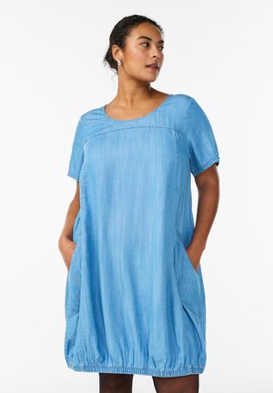 KURZES AUS - MIT BALLON-PASSFORM - Spijkerjurk - light blue denim