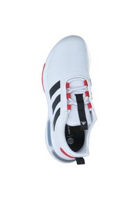 Chaussure de sport blanche avec des accents noirs et rouges, tige en mesh, et trois bandes noires. Caractéristiques : lacets élastiques et une languette à l'arrière.