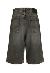 Σκούρο γκρι τζιν σορτσάκι με φθαρμένη επιφάνεια, που διαθέτει δύο πίσω τσέπες και θηλάκια ζώνης. Ίσια γραμμή με ελαφρώς τραχιά υφή.