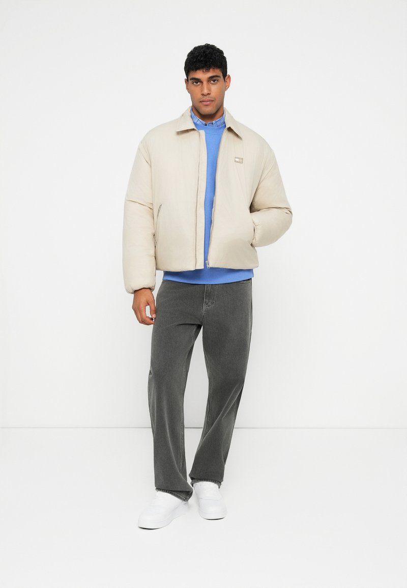 Tommy Jeans WATER REPELLENT COLLARED RELAXED PADDED JACKET - Zimní bunda - gulf sand