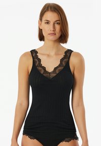 Schwarzes, geripptes Tanktop mit Spitzenverzierung entlang des Ausschnitts und Saums. Hat dünne Träger und eine figurbetonte Silhouette. Weicher, strukturiert Stoff.