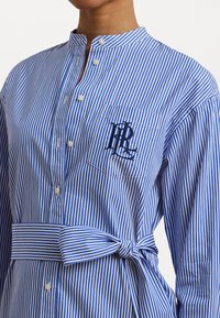 Lauren Ralph Lauren Petite KINLEY STRIPED BELTED BROADCLOTH SHIRTDRESS - Košilové šaty - blue/white