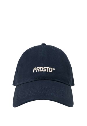 Granatowa czapka z daszkiem do baseballu z zakrzywionym rondem, z białym haftem "PROSTO" na środku z przodu.