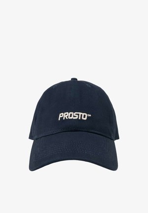 Granatowa czapka z daszkiem do baseballu z zakrzywionym rondem, z białym haftem "PROSTO" na środku z przodu.
