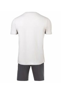 Jasnoszara koszulka z krótkim rękawem i okrągłym dekoltem, zestawiona z ciemnoszarymi szortami. Bawełniana tkanina, luźny krój, minimalistyczny design.