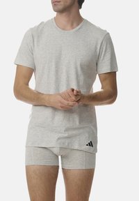 Graues kurzärmliges Hemd und passende Boxershorts aus weichem Baumwollmix. Das Hemd hat einen runden Halsausschnitt und ein dezentes diagonales Streifenmuster.