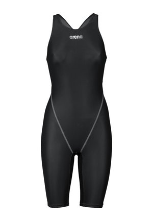 Czarny, wysokotechnologiczny strój do pływania dla kobiet z wycięciem typu racerback i nogawkami sięgającymi kolan.