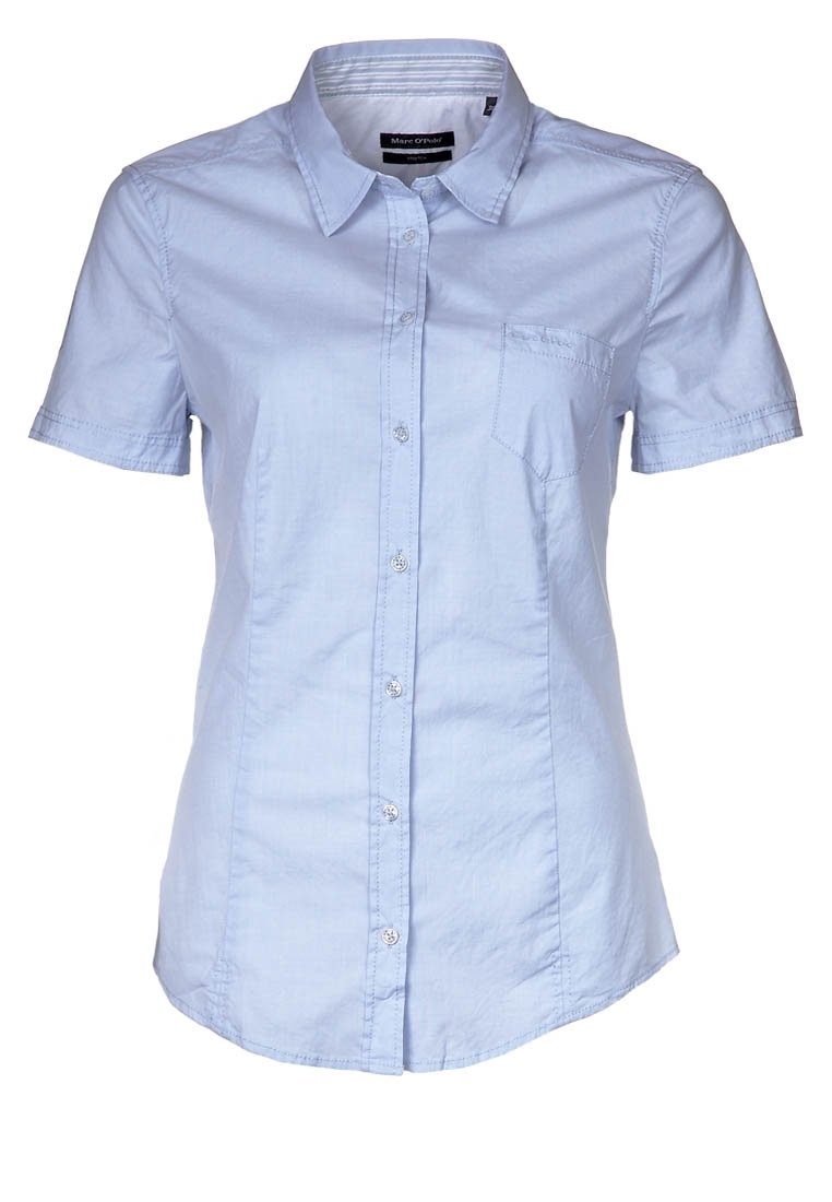 Camicia azzurro chiaro a maniche corte in materiale tessuto, con colletto a punta, bottoni davanti e una piccola tasca sul petto.