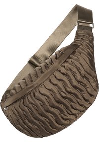 Borsa a tracolla marrone, trapuntata, con superficie testurizzata e ampia tracolla regolabile. Presenta un compartimento con zip e una finitura liscia e lucida.