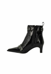 Bottines en cuir verni noir avec un bout effilé, un petit talon et des œillets en argent décoratifs sur des sangles réglables. Fermeture à glissière sur le côté.