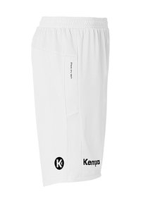 Witte sportshorts van lichtgewicht materiaal met een elastische tailleband, gestructureerde panelen en het zwarte "Kempa" logo aan de onderkant van de voorkant.