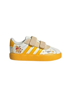 Scarpa da ginnastica bianca e gialla per bambini con due cinturini beige in velcro, i personaggi Disney Winnie the Pooh e Tigre sul tallone, e testo "Tigger" sul fianco.