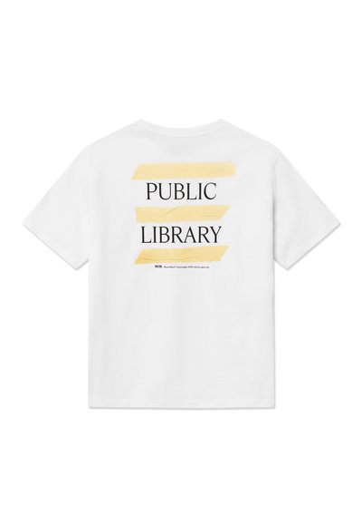 Λευκό βαμβακερό t-shirt που φέρει ένα γραφικό στο πίσω μέρος με το κείμενο "PUBLIC LIBRARY" σε κίτρινες λωρίδες ταινίας με παχύ έντονο μαύρο γράμμα.