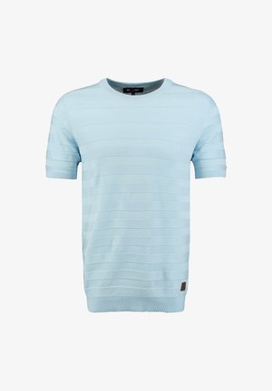 Maglione a maniche corte di colore azzurro chiaro, lavorato a maglia, con righe orizzontali, colletto a girocollo ribattuto e una piccola etichetta in pelle marrone sul lato sinistro in basso.