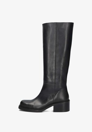 Zwarte leren kniehoge laars met een ronde neus en blokhak. Beschikt over een gladde textuur en gestikte details langs de zool.