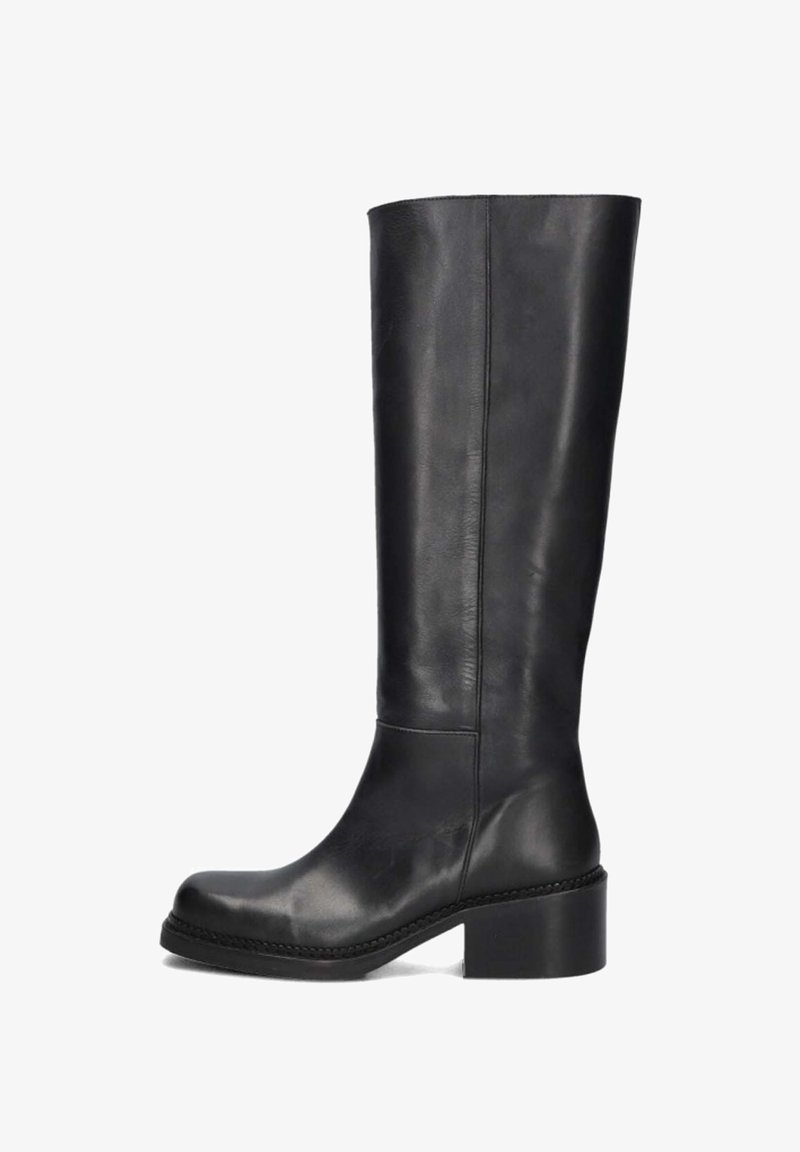 Zwarte leren kniehoge laars met een ronde neus en blokhak. Beschikt over een gladde textuur en gestikte details langs de zool.