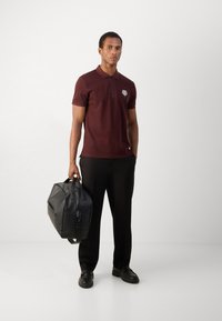 Antony Morato SLIM FIT WITH RUBBER INJECTION PRINT PATCH EFFECT - Poloshirts - dark cherry