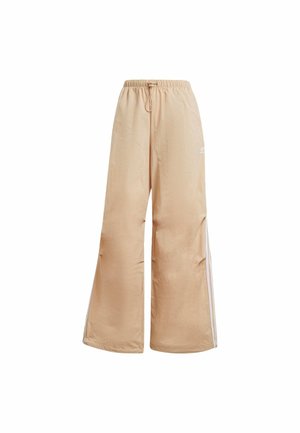Pantaloni larghi beige realizzati in tessuto leggero, con vita regolabile con cordino e strisce laterali per ventilazione e dettaglio.