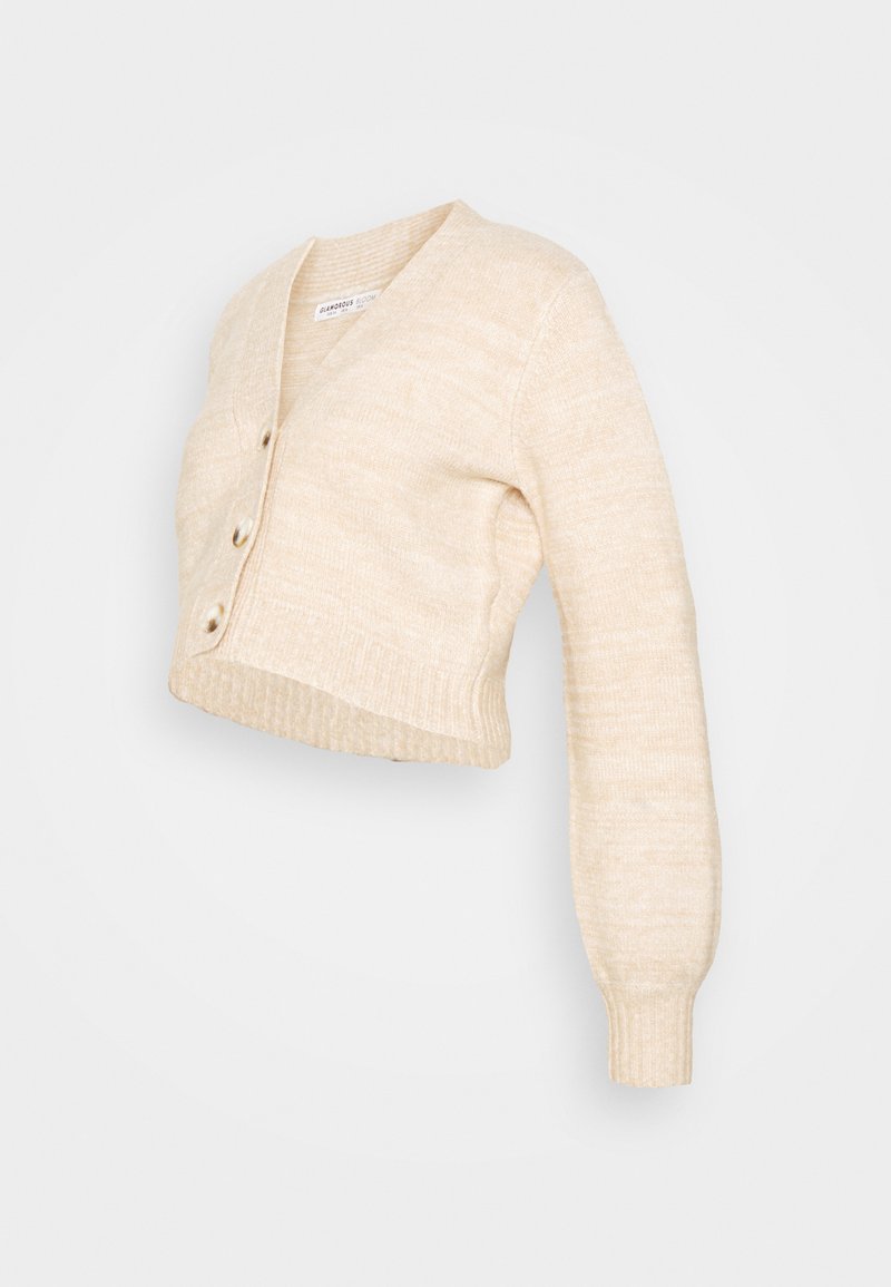 Cardigã em tom bege, cropped, com decote em V, tecido de malha texturizada, apresentando três botões na parte da frente e punhos canelados nas mangas.