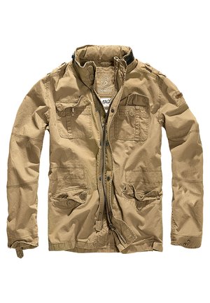 Giacca khaki realizzata in tessuto resistente, caratterizzata da un colletto alto, chiusura con zip e diverse tasche con patte button. La finitura testurizzata arricchisce il design.