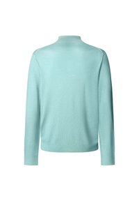 Hellblauer Pullover aus weichem Stoff, mit hohem Kragen und langen Ärmeln mit gerippten Bündchen. Einfache, glatte Textur, ohne Muster.