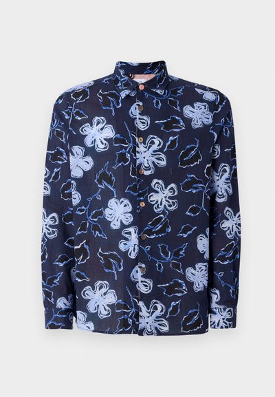 Camisa de botones azul marino con un patrón floral en azul claro y blanco. Tejido suave, con un collar estándar y mangas largas.