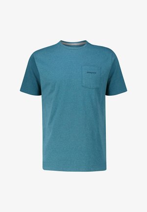 Camiseta deportiva de manga corta color teal hecha de tejido suave, con un bolsillo en el pecho izquierdo y un logo cerca del bolsillo. Diseño clásico de cuello redondo.