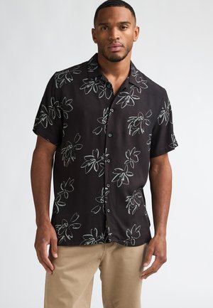 Czarna koszula z krótkim rękawem z zielonym kwiatowym wzorem, zapięcie na guziki z przodu i kołnierzyk. Lekka tkanina o gładkiej fakturze.