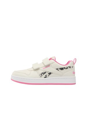 Zapatilla baja blanca y rosa con dos tiras de velcro, detalles laterales negros con estampado y logos rosa de Reebok en el lateral y el talón.