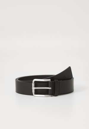 Cintura in pelle nera con fibbia in metallo argento, texture liscia e design minimalista con un logo discreto all'estremità.