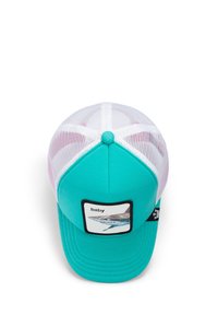Gorra de béisbol color teal con parte trasera de malla, que presenta un gráfico de un tiburón bebé en una etiqueta cuadrada y un botón en la parte superior.