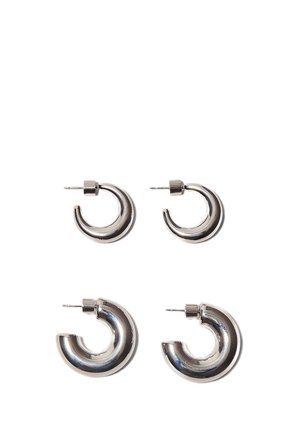 To par polerede sølvhoop-øreringe, et par mindre og et par større, vist på en hvid baggrund.