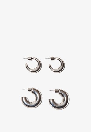 Deux paires de boucles d'oreilles en argent poli, l'une plus petite et l'autre plus grande, présentées sur un fond blanc.