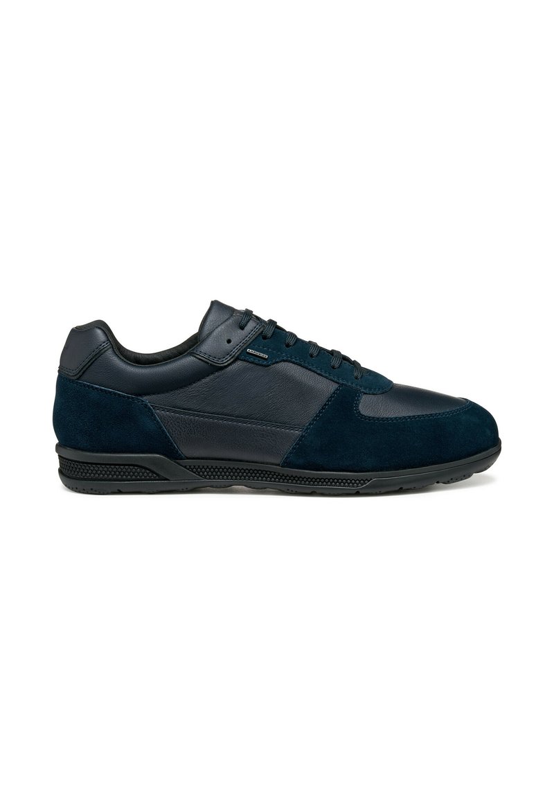 Scarpe da ginnastica blu navy realizzate in pelle e camoscio. Presentano una punta arrotondata, un design con lacci e una suola in gomma testurizzata. Costruzione resistente.