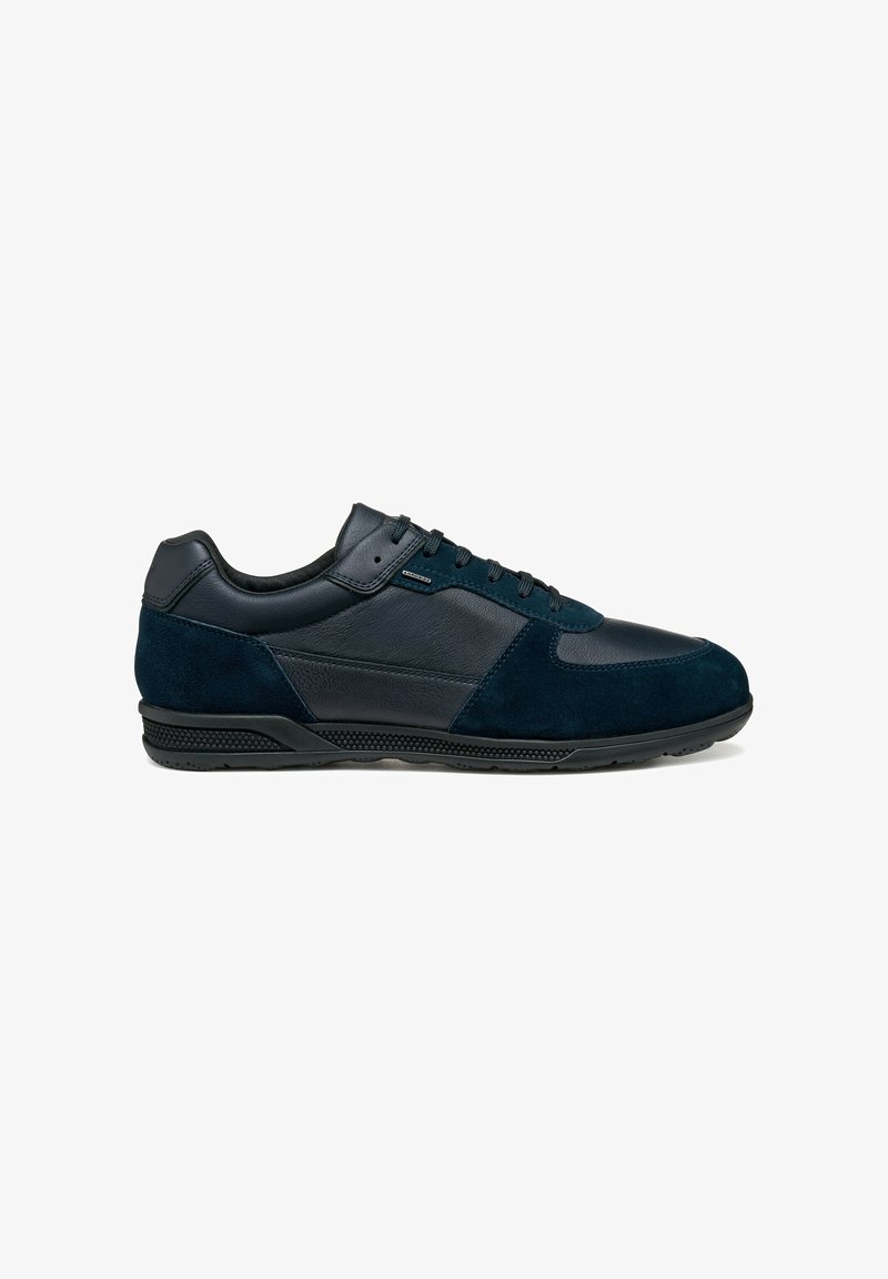Scarpe da ginnastica blu navy realizzate in pelle e camoscio. Presentano una punta arrotondata, un design con lacci e una suola in gomma testurizzata. Costruzione resistente.