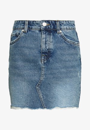 Džínová mini sukně se světlým modrým ombré, třepaným lemem a jemným vyblednutím. Obsahuje přední kapsy a šité detaily podél švů.