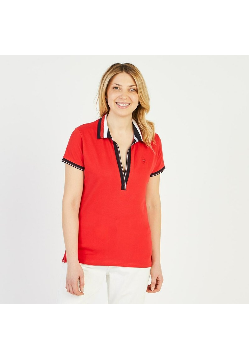 T-shirt polo rouge en coton avec un col à rayures noires et blanches contrastantes et des manches courtes, doté d'une patte de boutonnage à l'avant.
