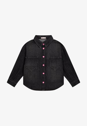 Sort denim langærmet skjorte med to brystlommer og lyserøde knapper foran og på kraven.