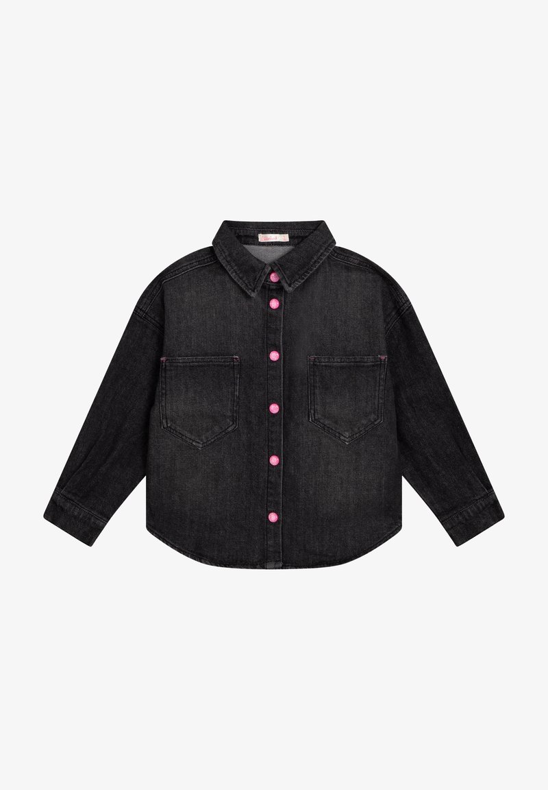 Chemise en denim noir à manches longues avec deux poches poitrine et des boutons rose vif devant et sur le col.