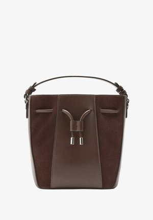 Brązowa skórzana torba typu bucket z gładkimi i teksturowanymi powierzchniami. Posiada zapięcie na sznurek oraz krótki uchwyt do noszenia.
