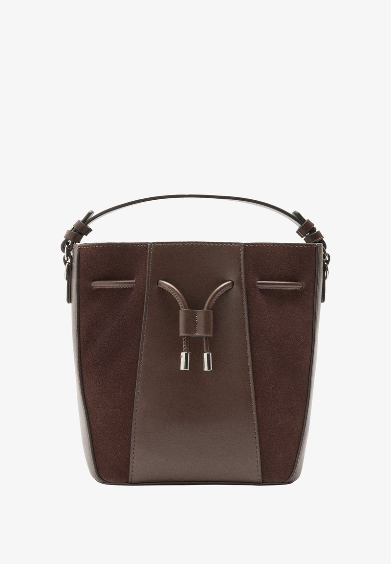 Brązowa skórzana torebka typu bucket z zamszowymi akcentami o sztywnej konstrukcji, z górnym uchwytem i zamknięciem na sznurki. Posiada metalowe detale.