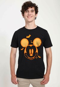 Svart bomullströja med en orange Mickey Mouse-grafik och fladdermöss. Kortsleeves och en klassisk passform.
