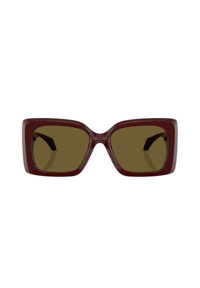 Gafas de sol cuadradas con un marco de plástico burdeos y lentes verde oliva. Presentan patillas gruesas y una textura suave.