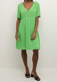 Grünes, kurzärmeliges Kleid mit V-Ausschnitt, Knöpfen vorne und ausgestelltem Rock. Strukturierter Stoff mit leichtem, fließendem Design.