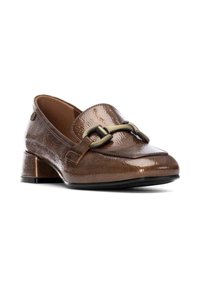 Mocasines de piel marrón de tacón bajo con un acabado brillante y un acento metálico decorativo en el empeine. Diseño estructurado y puntera redondeada.
