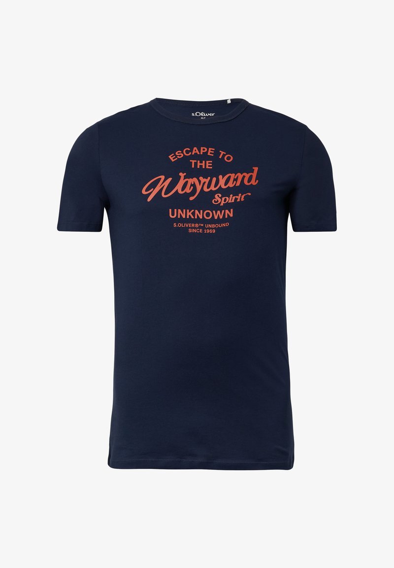 Marineblaue Kurzarm-T-Shirt mit orangefarbenem Text "Entfliehen zum Weglosen Geist Unbekannt" und Markenname s.Oliver am Kragen.